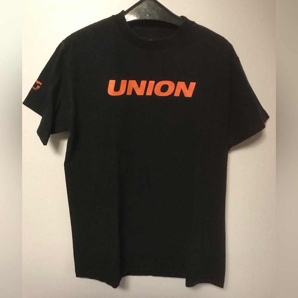 Union snowboard binding Medium black t shirt